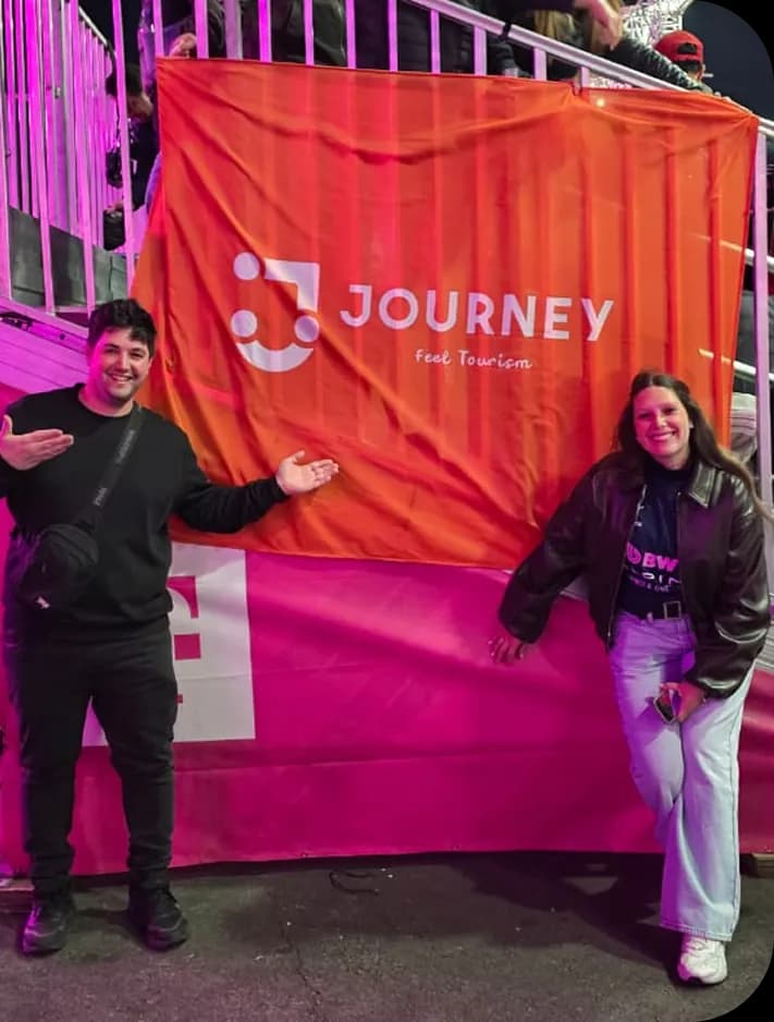 Equipo Journey con la bandera de la agencia